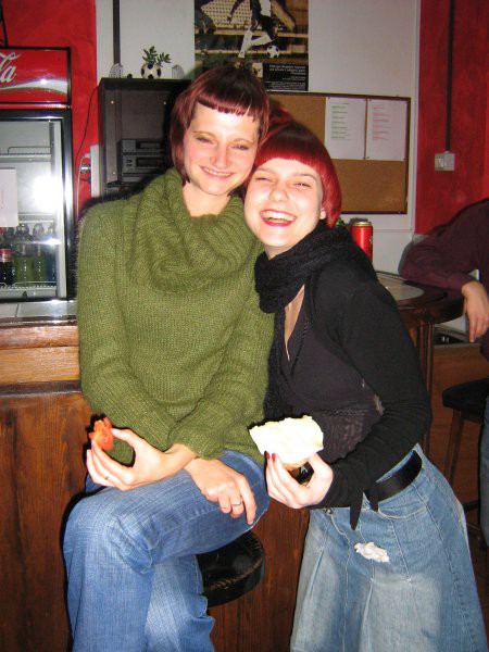 Ksenja in Katja z najnovejšo frizuro, de elipse (škarje mal zavijejo)