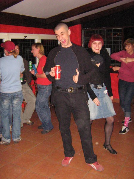 Marcel prisega na rdeče, pa naj bo to superge, majica, naramnice, pivo, al pa dekleta z rd