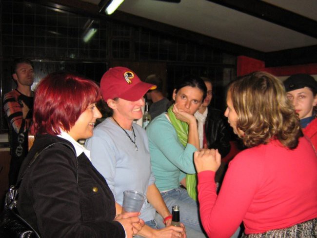 Dekleta iz prosvete: A bodo čez 20 let tud one nosile kostimčke, pa take barvne kombinacij