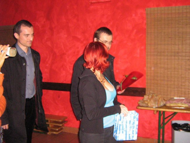 Pa ne še ena rožca, nikol se noben ne spomni, danes pa vsak sam rožo nosi