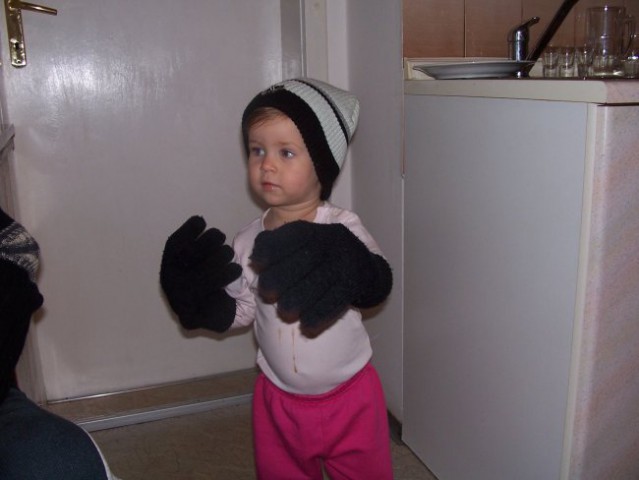 Zunaj je mraz pa mi je Peter posodil kapo in rokavice. A mi pašejo?