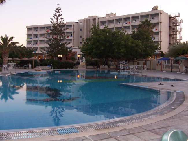 Pogled na hotel z bazena
