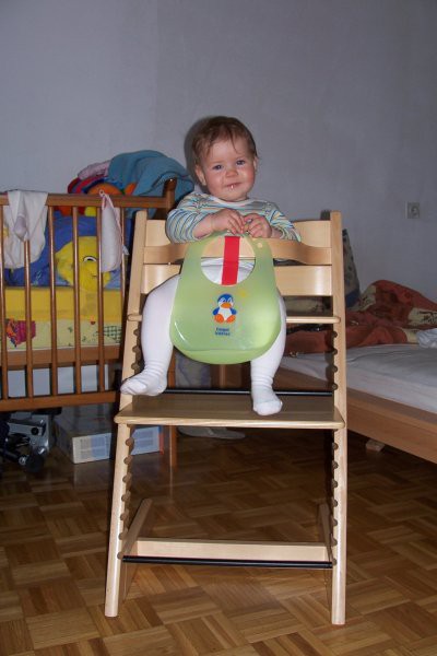 Mala pozerka v svojem novem stolčku