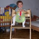 Mala pozerka v svojem novem stolčku