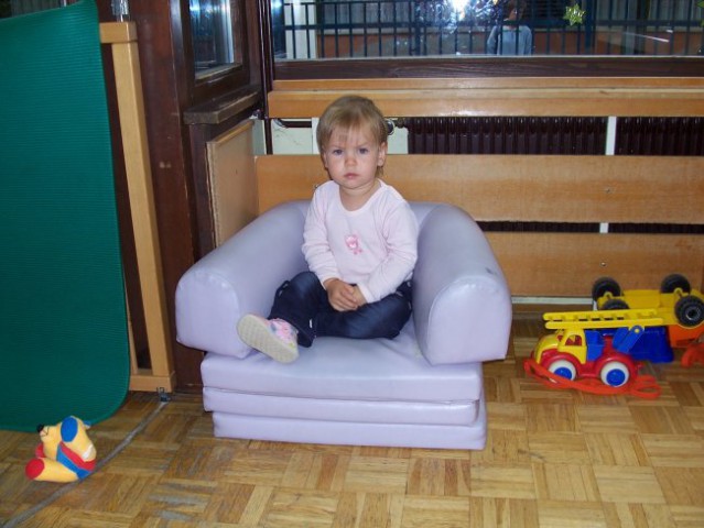 Carica Marica v svojem fotelju v vrtcu