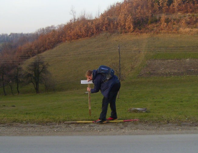  Kori popravlja smerokaz