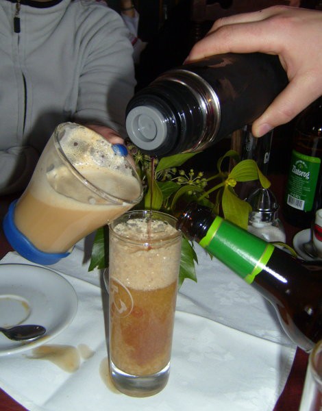 Koktejl iz piva, bele kave in borovnicevca