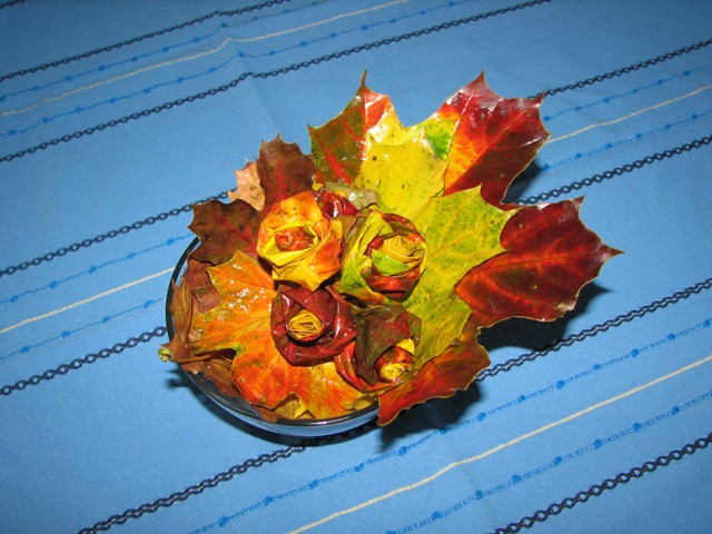 tudi jaz sem se poigrala z jesenskimi listi - naročila so nato kar deževala