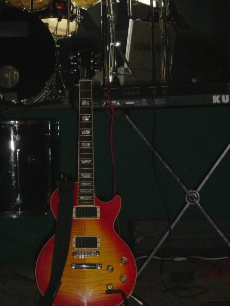 Tomijeva kitara pred koncertom...