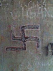 Hitler`s znakk.. un bi spoklo cigane.. ge san z njin! ;D