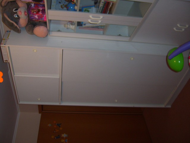 Garderobna omara,zgornji del dve polici - notranji del ima palico za obešanje oblačil