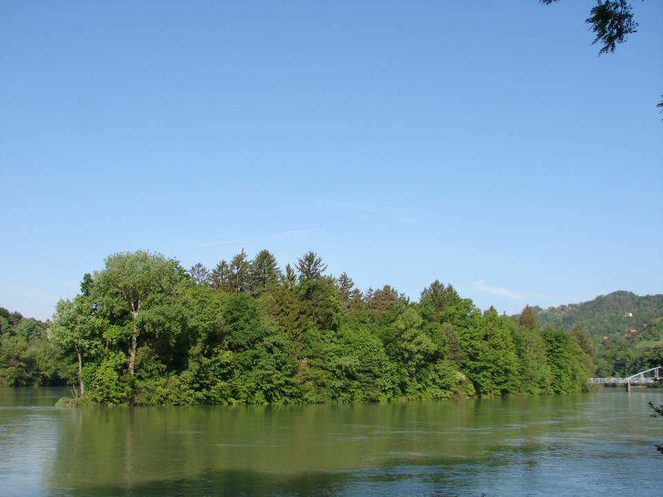 Mariborski otok sredi reke Drave