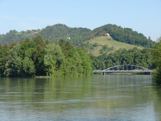 MB otok povezuje most nad reko Dravo