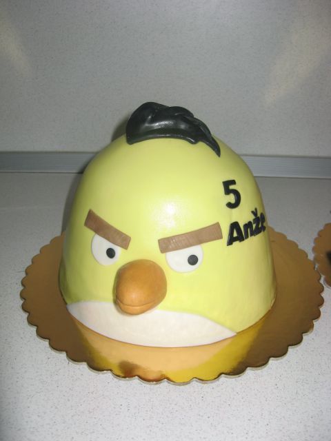 Angry bird cake