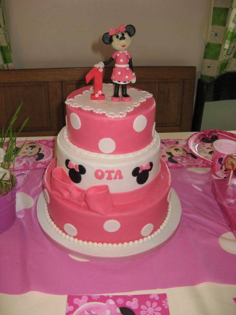 Minnie mouse cake