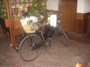 Razstavljeno kolo v gostilni pod gradom Bitnja