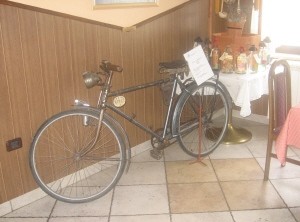 Gostilna Potok v Dolenjah je lepo okrasila prostor ob starem biciklu