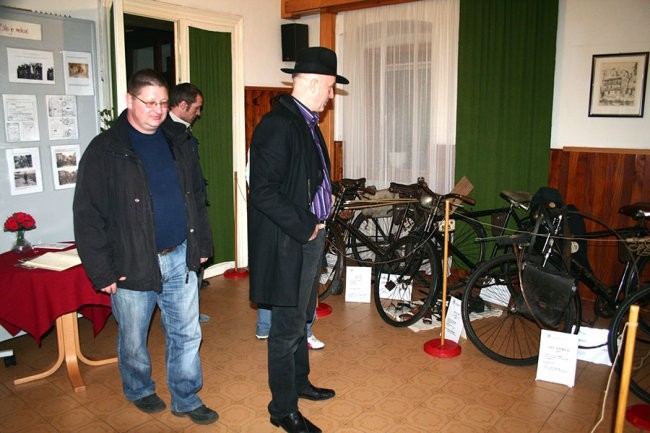po koncertu si je Vlado ogledal razstavo starih biciklov iz Prekmurja