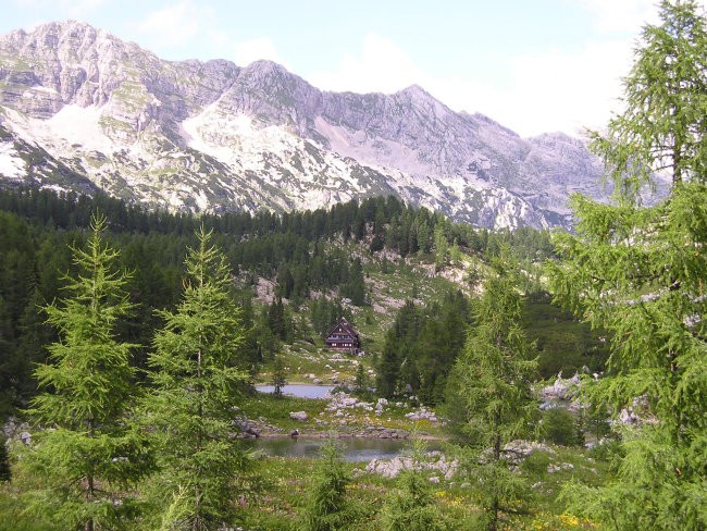 Pogled na Dvojno jezero in kočo