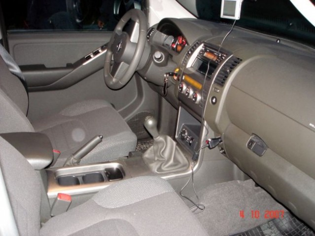Nissan Pathfinder 2.5 diesel - vozniški prostor