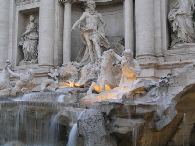 Fontana di Trevi ponoči, ful romantično.
