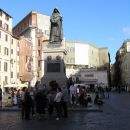 Campo di Fiori - tudi lušten trg, imenovan po cvetličnih poljih, ki so včasih bila tukaj. 