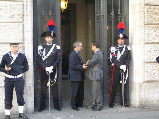 Tole je slikano pri francoski ambasadi. So imeli ravno en sprejem in so se na koncu vojaki