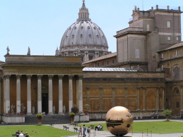 Vatikanski muzej, v ozadju bazilika Sv. Petra
