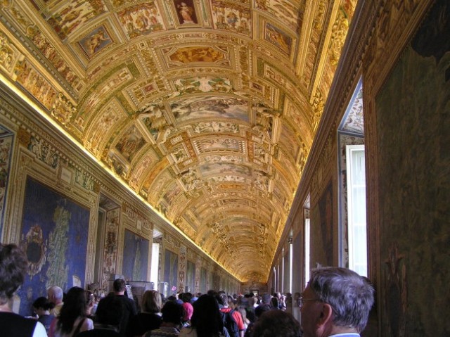 Freske na stropu Vatikanskega muzeja. Povsod jih je polno, delo samih priznanih umetnikov.