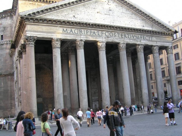 Panteon - najstarejša stavba v Rimu. Prvotno je bila namenjena poganskemu čaščenju, sem so
