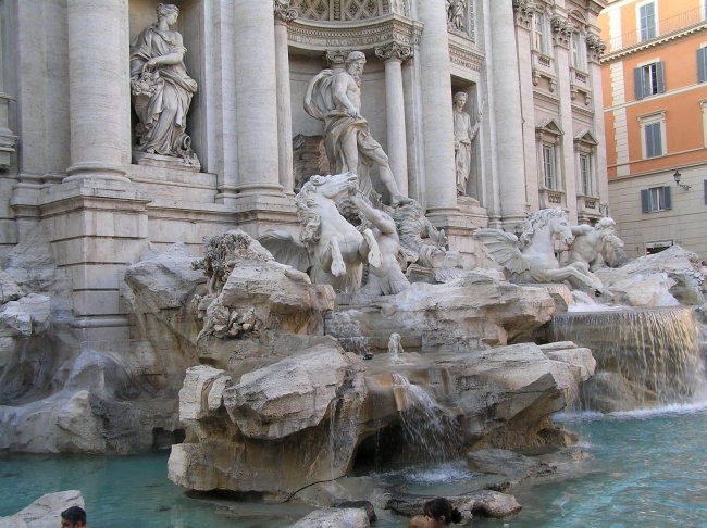 Fontana di Trevi - najpopularnejši vodnjak v Rimu. Če vržeš noter koanec, pomeni, da si že