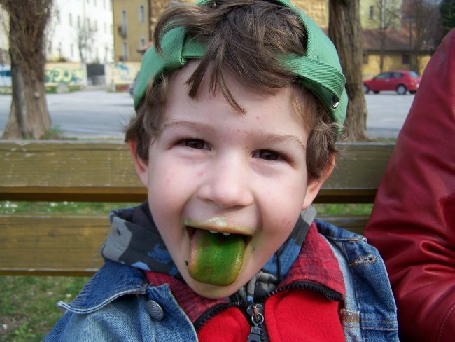 Marsovec z zelenim jezikom? Ne, le Miha, ki je polizal sladoled. 