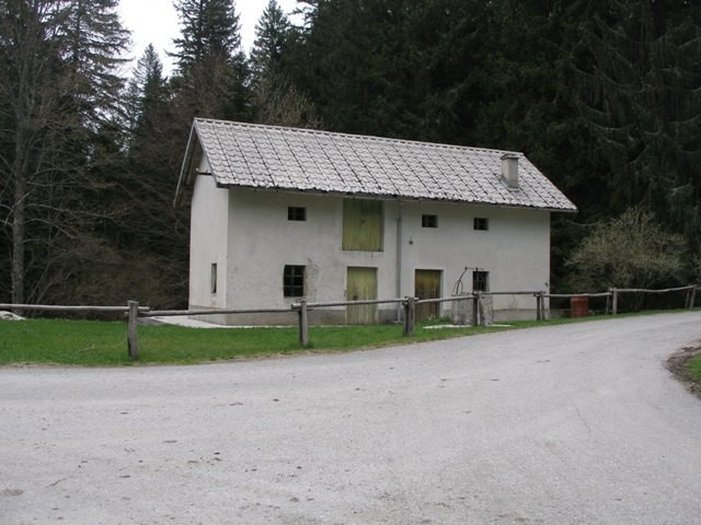 Lovska koča v Krnici med Trnovim in Lokvami - foto povečava