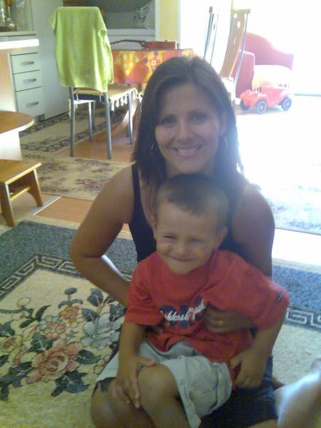 Mama, sram me....