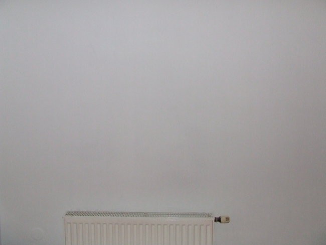 zadnja soba nad radiatorjem takoj  za vrati, po beljenju