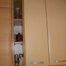 viseče omarice ob hladilniku