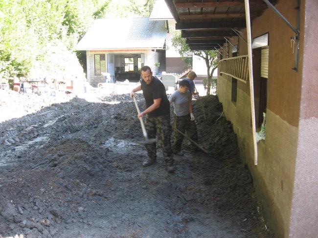 Pomoč po poplavah  v Zalem logu - foto povečava