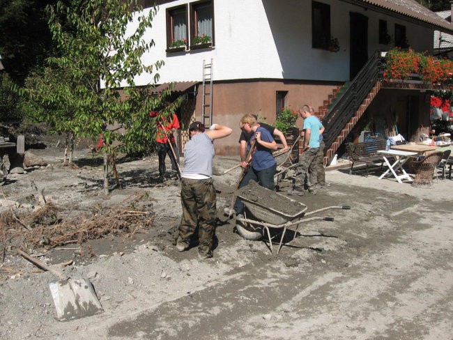 Pomoč po poplavah  v Zalem logu - foto povečava