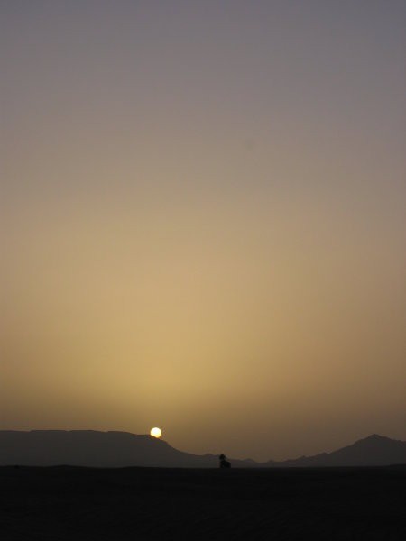 sončni vzhod v puščavi